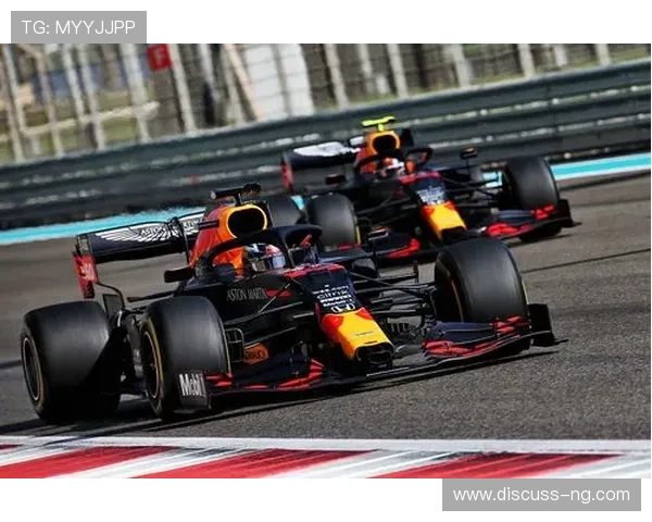 F1赛季激战正酣 梅赛德斯与红牛展开终极较量 车迷期待新一轮技术突破