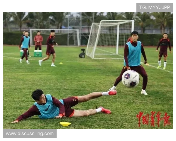 中国足球队新帅亮相 激发年轻球员潜力 备战世界杯资格赛全力冲刺